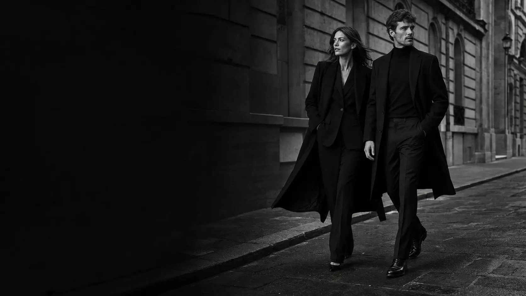 Femme et homme en tailoring noir contemporain